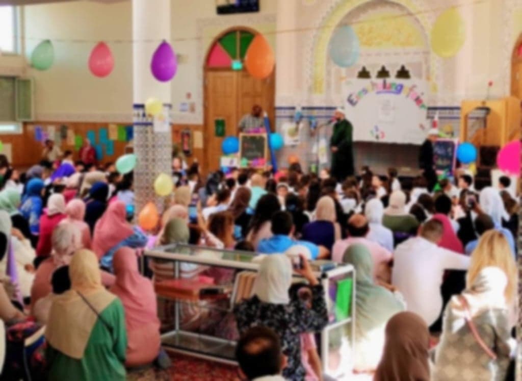 Besucherinnen und Besucher bei der muslimischen Einschulungsfeier